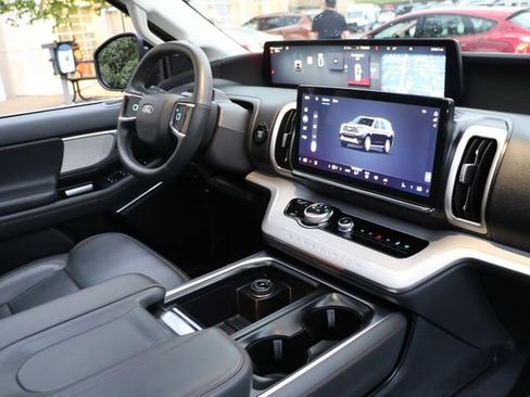 Used 2025 Ford Expedition Active RWD image 13