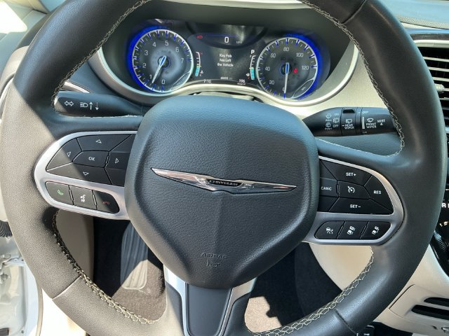 Used 2023 Chrysler Pacifica Touring-L FWD image 14