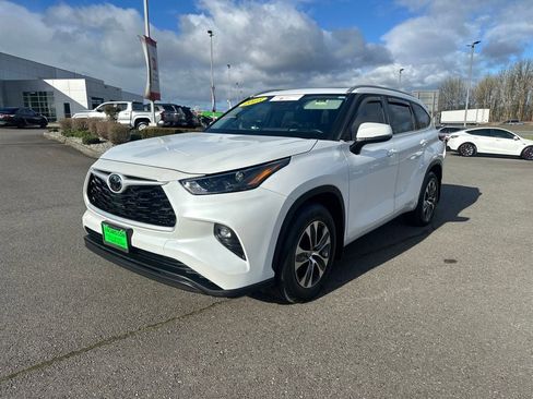 Used 2023 Toyota Highlander XLE image 8