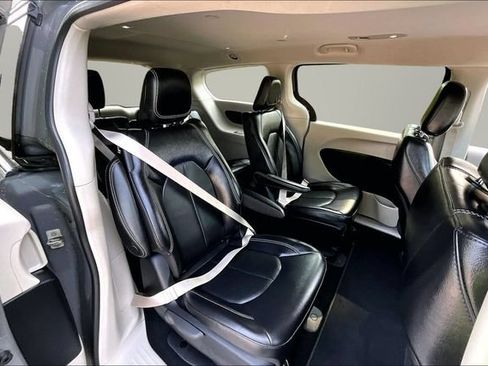 Used 2022 Chrysler Pacifica Touring-L FWD image 27