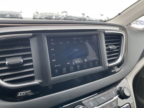 Used 2018 Chrysler Pacifica Touring-L image 17