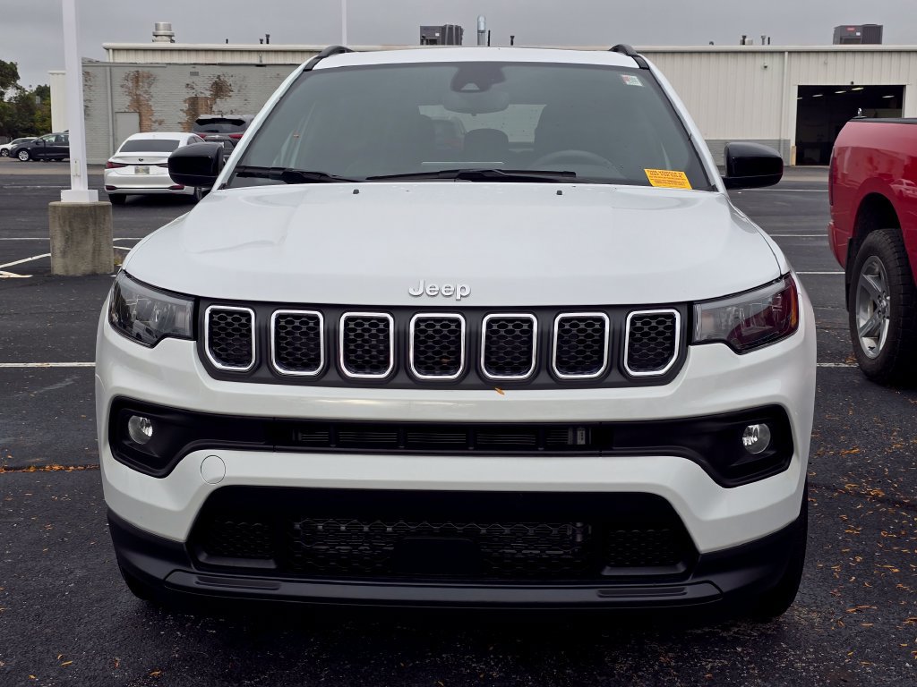 Used 2023 Jeep Compass Latitude w/ Sun and Sound Group AWD/4WD image 2