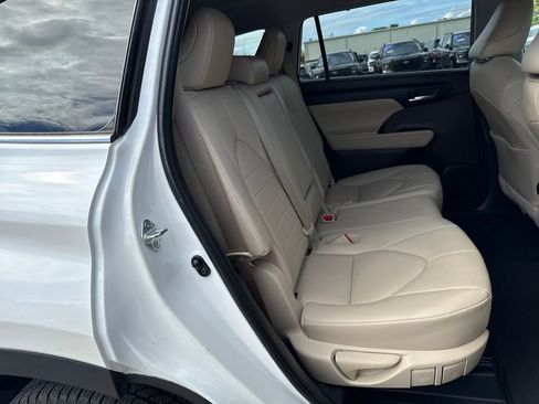 Used 2021 Toyota Highlander XLE image 27