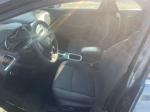 Used 2018 Chevrolet Cruze LT w/ Convenience Package image 9