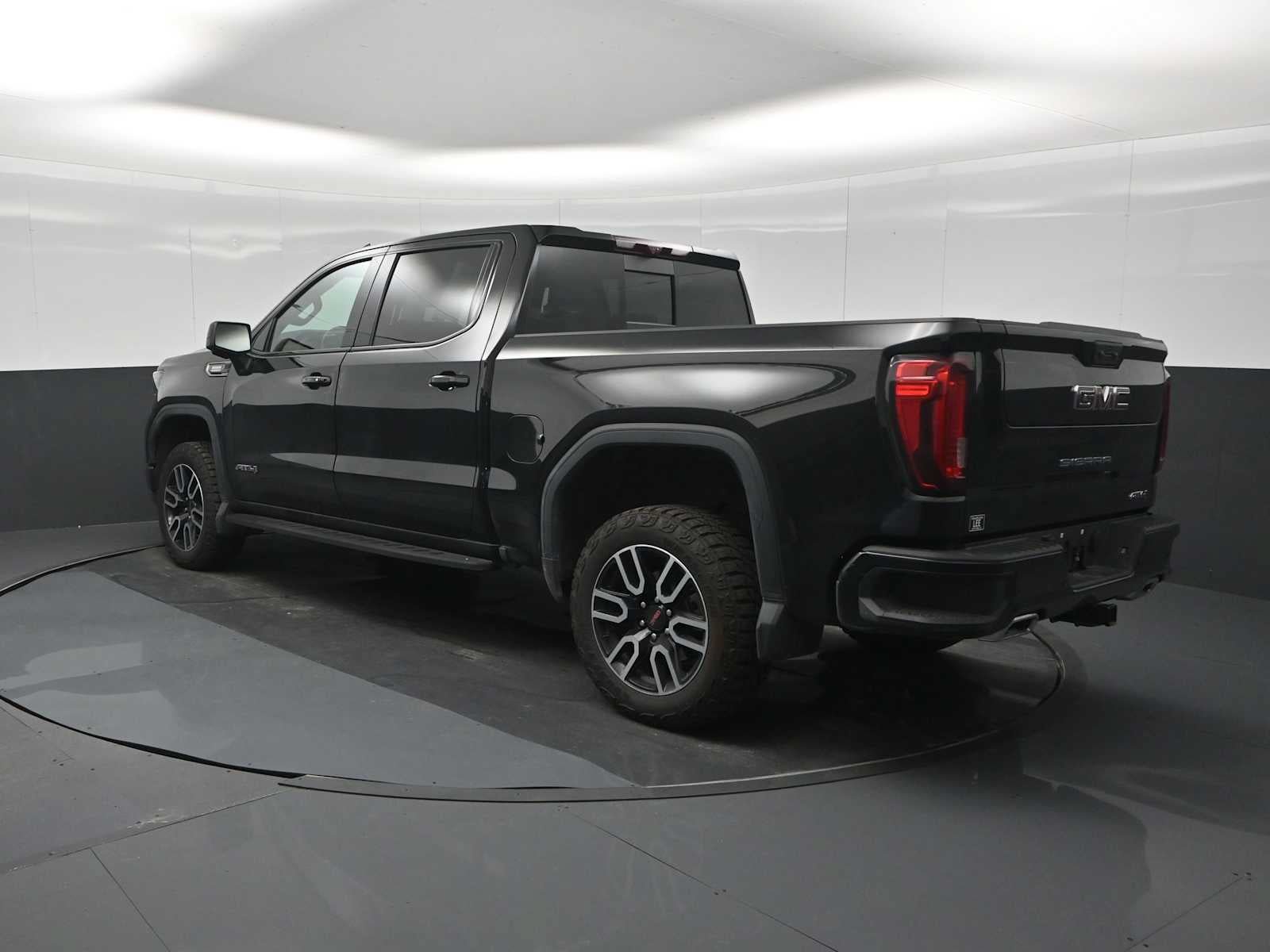Used 2025 GMC Sierra 1500 AT4 w/ AT4 Premium Package AWD/4WD image 6