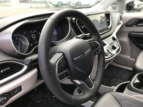 Used 2024 Chrysler Pacifica Touring-L FWD image 19