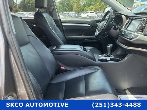 Used 2019 Toyota Highlander XLE FWD image 13