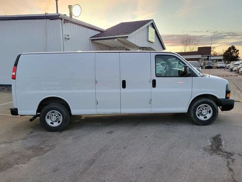 Used 2019 Chevrolet Express 3500 Extended w/ Driver Convenience Package RWD image 3