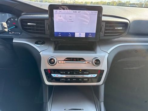 Used 2023 Ford Explorer XLT image 28