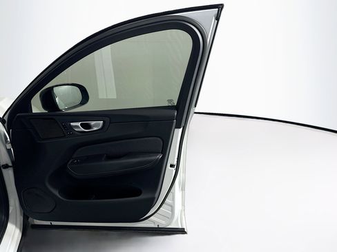 Used 2022 Volvo XC60 B5 R-Design w/ Advanced Package FWD image 35