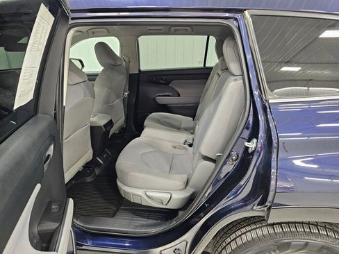 Used 2021 Toyota Highlander LE image 3