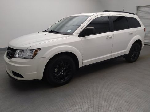 Used 2020 Dodge Journey SE w/ SE Popular Equipment Group image 2