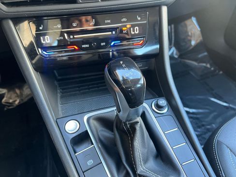 Used 2025 Volkswagen Jetta SE image 41