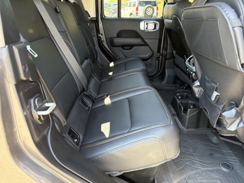 Used 2025 Jeep Gladiator Sport AWD/4WD image 15