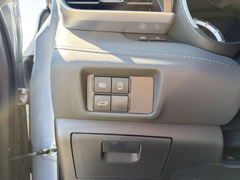 Used 2023 Toyota Highlander XLE AWD/4WD image 15