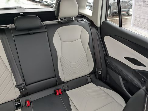 Certified 2025 Volkswagen Tiguan SE AWD/4WD image 14