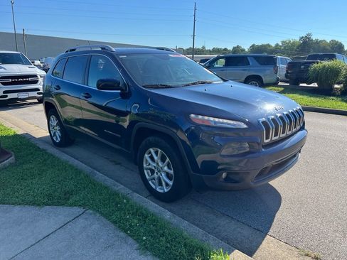 Used 2018 Jeep Cherokee Latitude w/ Cold Weather Group AWD/4WD image 2