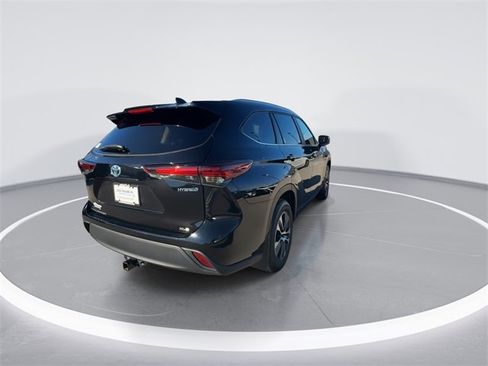 Used 2024 Toyota Highlander XLE image 8