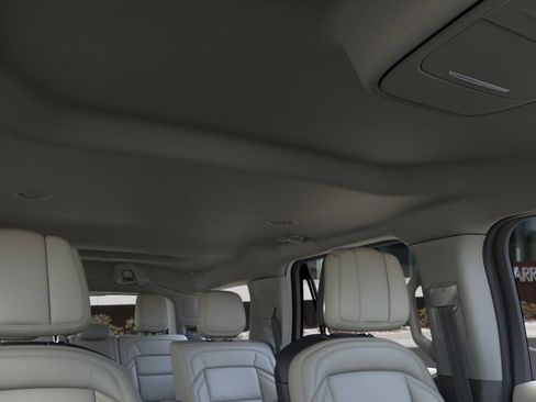 Used 2026 Lincoln Navigator Premiere AWD/4WD image 22