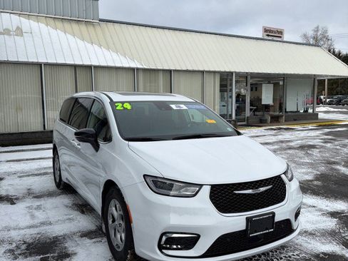 Used 2024 Chrysler Pacifica Limited w/ Uconnect Theater Family Group image 5