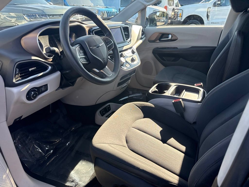 Used 2019 Chrysler Pacifica Touring Plus w/ Tire & Wheel Group FWD image 3