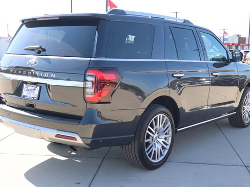 Used 2024 Ford Expedition Platinum image 5
