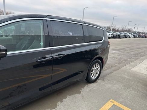 Used 2024 Chrysler Pacifica Touring-L image 4