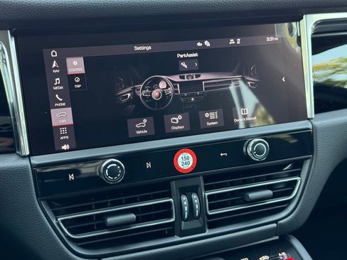 Used 2025 Porsche Macan image 21