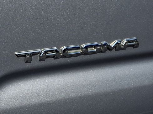 Used 2018 Toyota Tacoma Limited AWD/4WD image 35