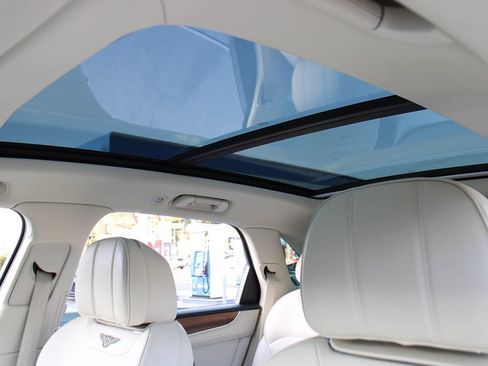 Used 2019 Bentley Bentayga AWD/4WD image 28