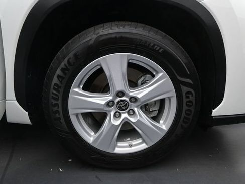 Used 2022 Toyota Highlander L FWD image 18