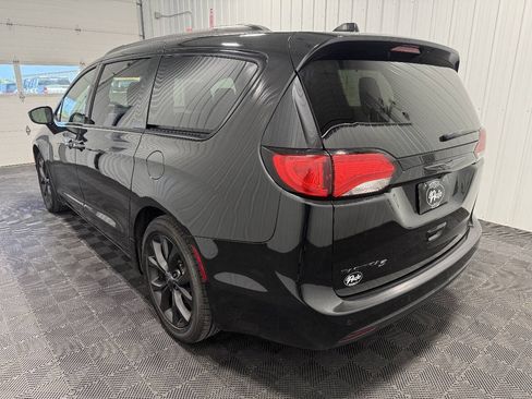 Used 2018 Chrysler Pacifica Touring-L Plus w/ S Appearance Package FWD image 4