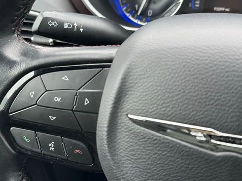 Used 2020 Chrysler Pacifica Touring-L image 47