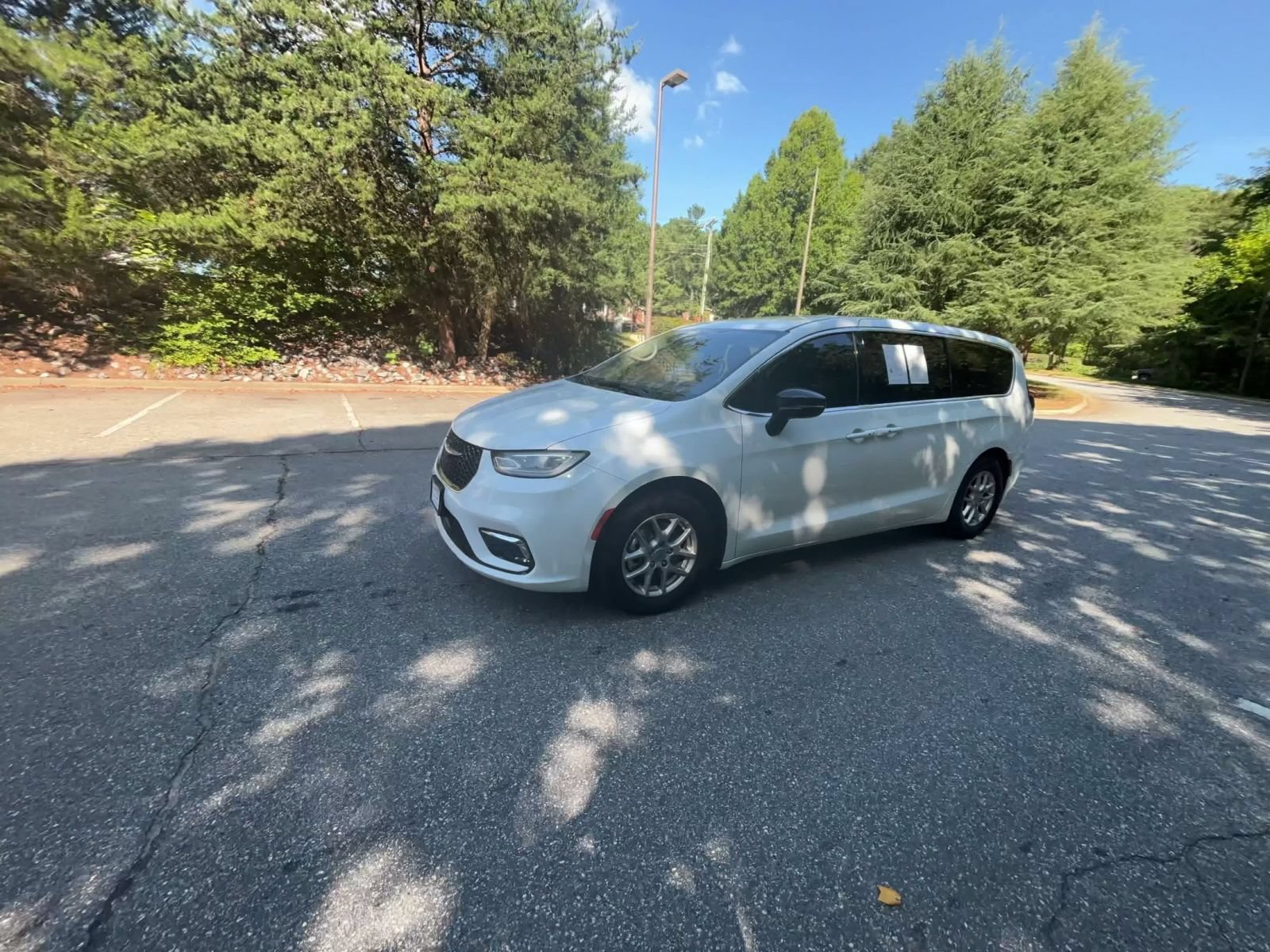 Used 2024 Chrysler Pacifica Touring-L FWD image 7