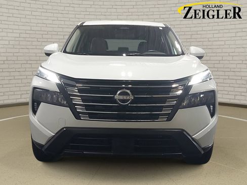 Certified 2025 Nissan Rogue SV AWD/4WD image 2