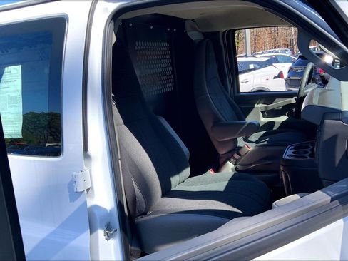 Used 2024 GMC Savana 2500 w/ Driver Convenience Package image 9