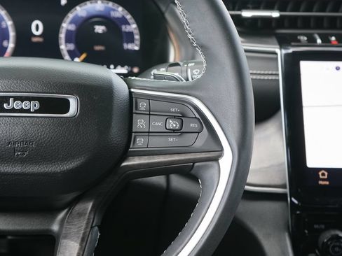 Used 2024 Jeep Grand Cherokee Limited w/ Black Appearance Package AWD/4WD image 16