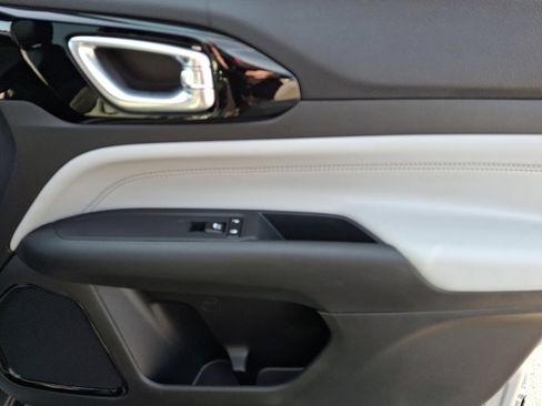 Used 2024 Jeep Compass Limited image 10