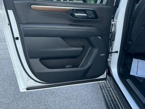 Used 2025 Chevrolet Suburban High Country AWD/4WD image 35