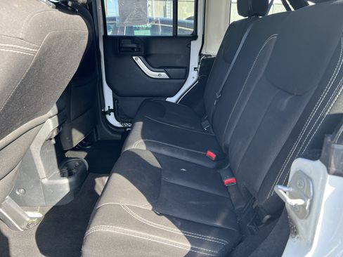 Used 2015 Jeep Wrangler Unlimited Rubicon w/ Connectivity Group AWD/4WD image 14