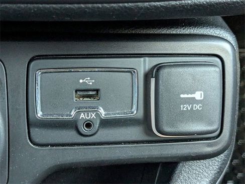 Used 2019 Jeep Renegade Latitude w/ Cold Weather Group image 22