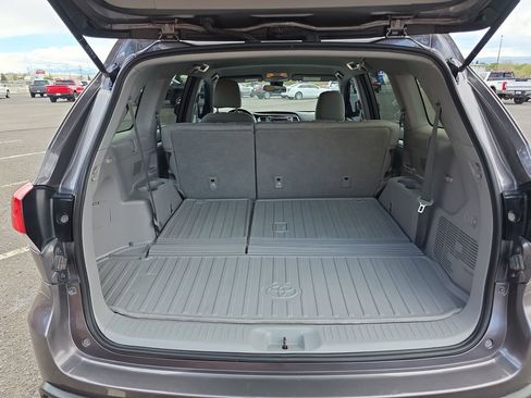 Used 2019 Toyota Highlander LE AWD/4WD image 22