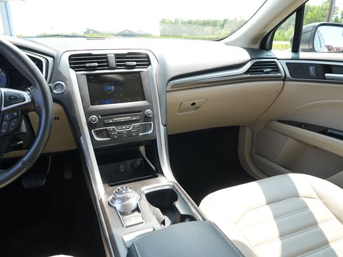 Used 2018 Ford Fusion SE w/ Fusion SE Technology Package FWD image 24