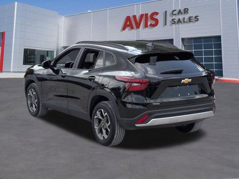Used 2025 Chevrolet Trax LT w/ LT Convenience Package FWD image 9