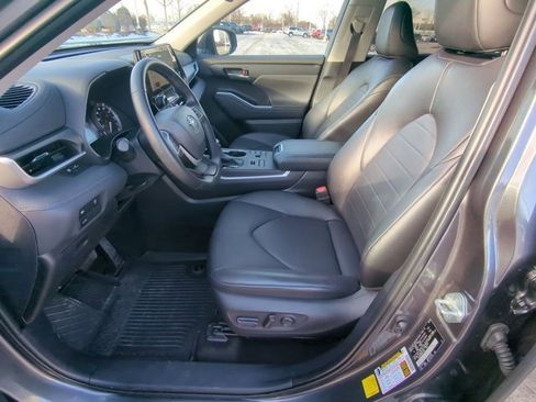 Certified 2024 Toyota Highlander XLE image 8