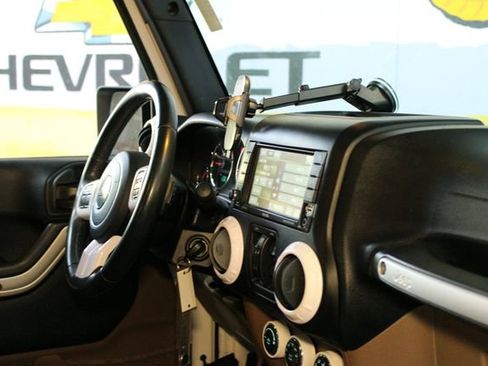 Used 2017 Jeep Wrangler Unlimited Sahara w/ Connectivity Group AWD/4WD image 10