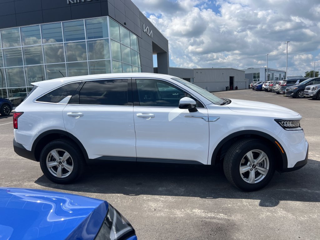 Certified 2023 Kia Sorento LX AWD/4WD image 3