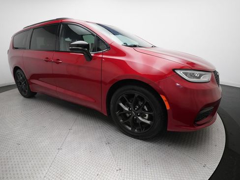 Used 2025 Chrysler Pacifica Limited FWD image 37