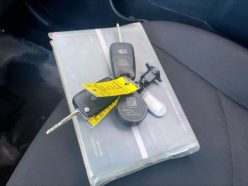 Used 2013 Kia Soul + FWD image 14