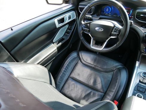 Used 2022 Ford Explorer Platinum w/ Equipment Group 601A AWD/4WD image 9